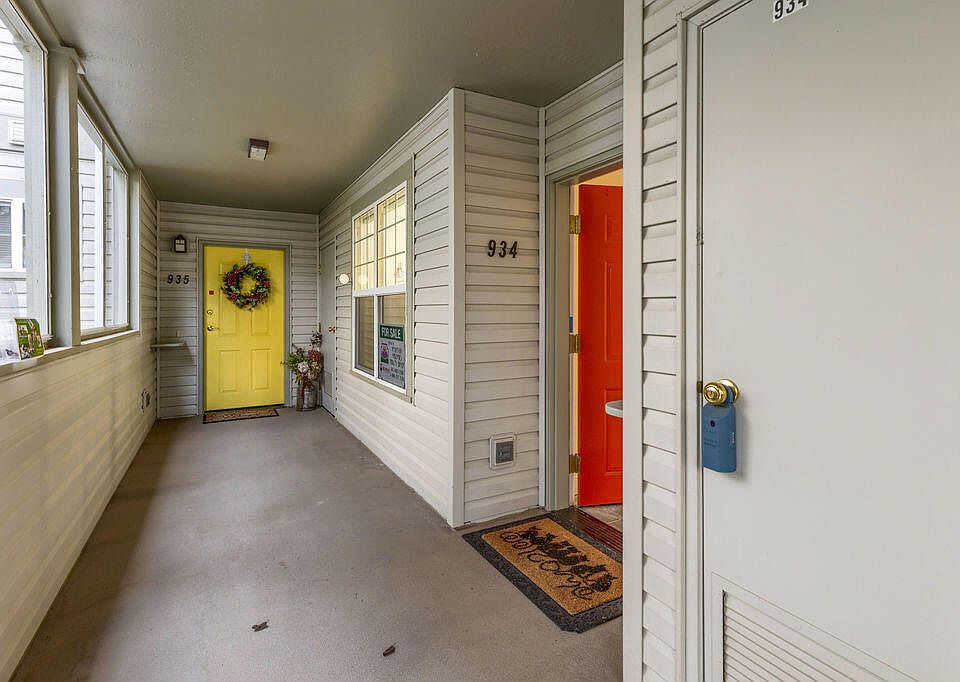 1st image of 934 Mountain Meadows Cir