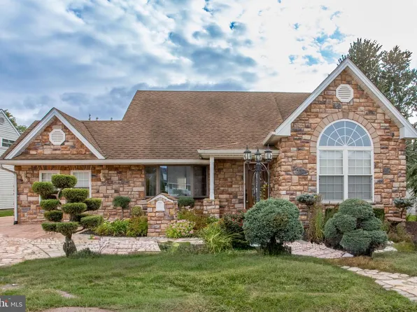 23 Misty Pine Rd, Levittown, PA 19056