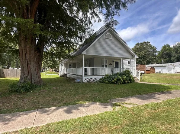 705 Maple St, Pana, IL 62557