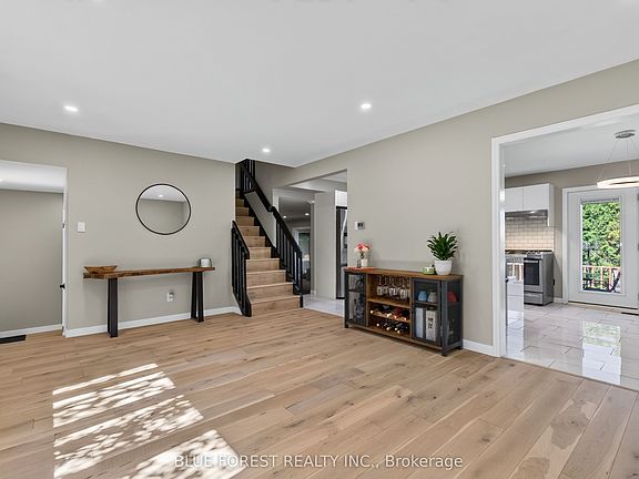 5th image of 32 Meadowview Rd
