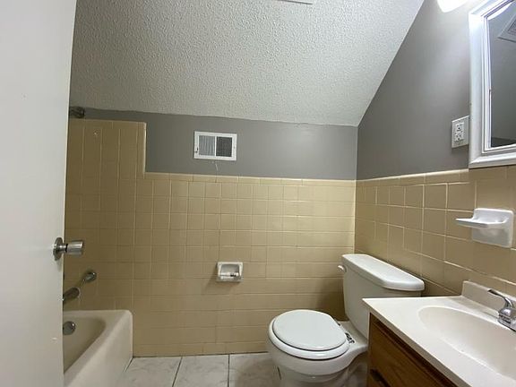 3rd image of 2057 Saint James Dr