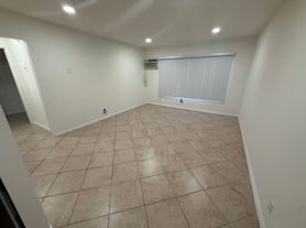 15526 Nordhoff St