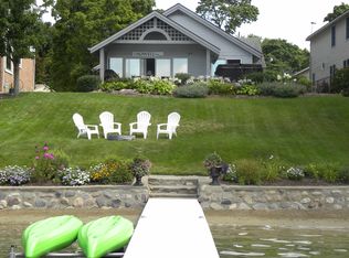 2701 Lansdowne Rd, Waterford, MI 48329