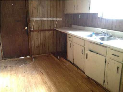 5th image of 2000 W Saint Catherine Ave
