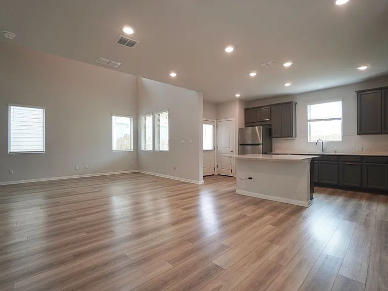 2513 Danbury Ln — Photo 5
