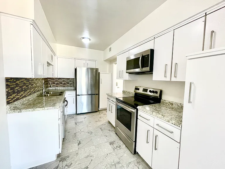 Occidental Towers Apartments — Photo 149