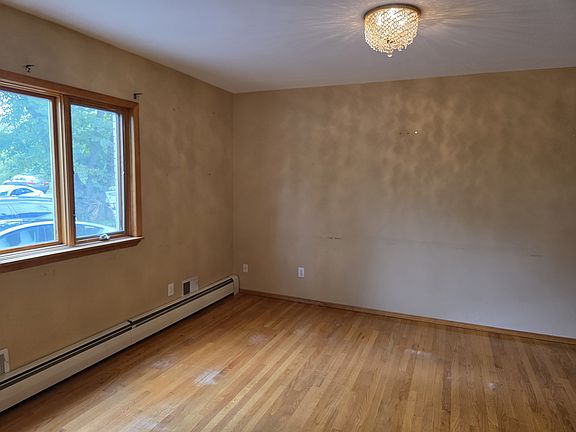 4th image of 14 Stiles Ln Floor 1