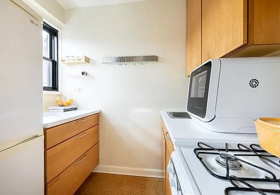 4th image of 31 Jane St APT 5C