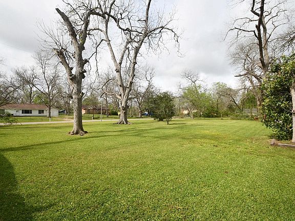 3rd image of 607 Riveredge Dr