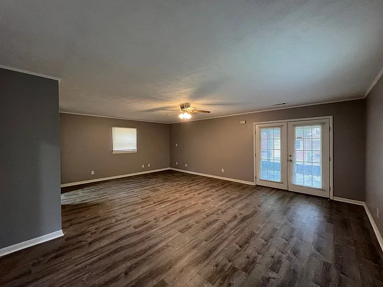 1037 Washington Ave — Photo 6