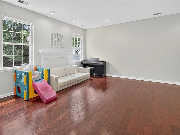 261 Concord Pl — Photo 10