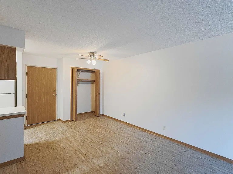Cambridge Apartments — Photo 32