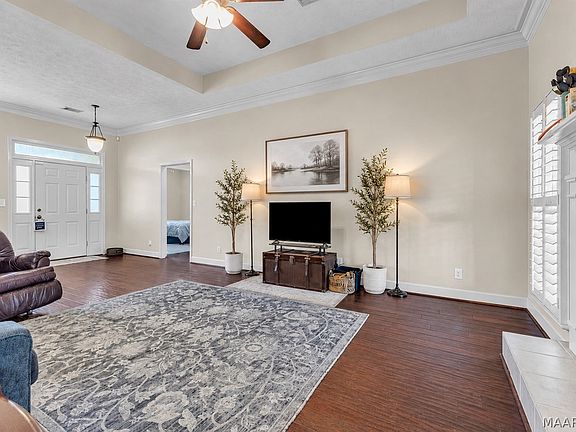 3rd image of 586 Ingleside Way
