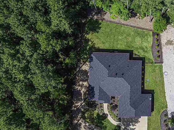 4th image of 12 Gloria Dr