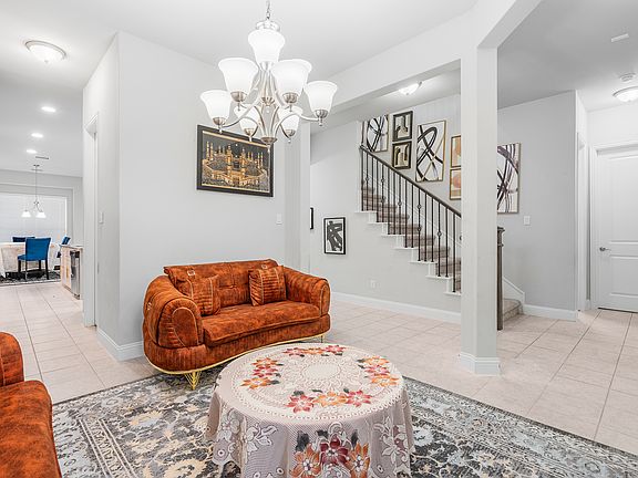 4th image of 221 Tate Ln