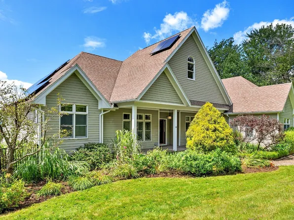 10 Lafayette Dr, Peru, MA 01235