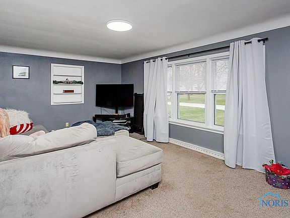 3rd image of 422 Henry Dr