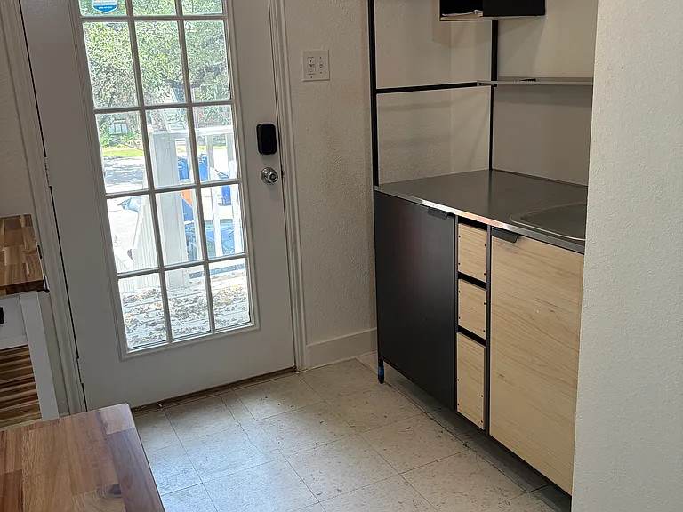 604 W 9th St — Photo 8