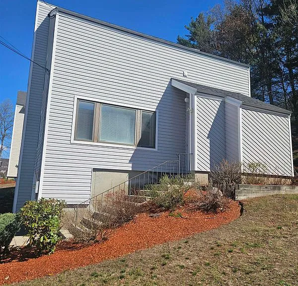 18 Landsdown Dr #18 — Photo 3