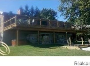 570 Chicago Dr, Howell, MI 48843