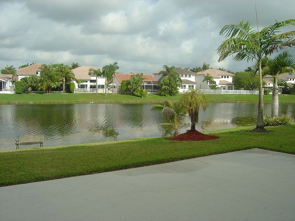 Gorgeous 4 bed. with 3000 total sf. & views of water from prime waterfront lot