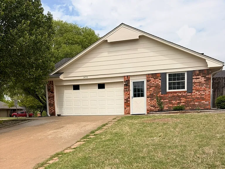 1438 Lakehurst Dr — Photo 3
