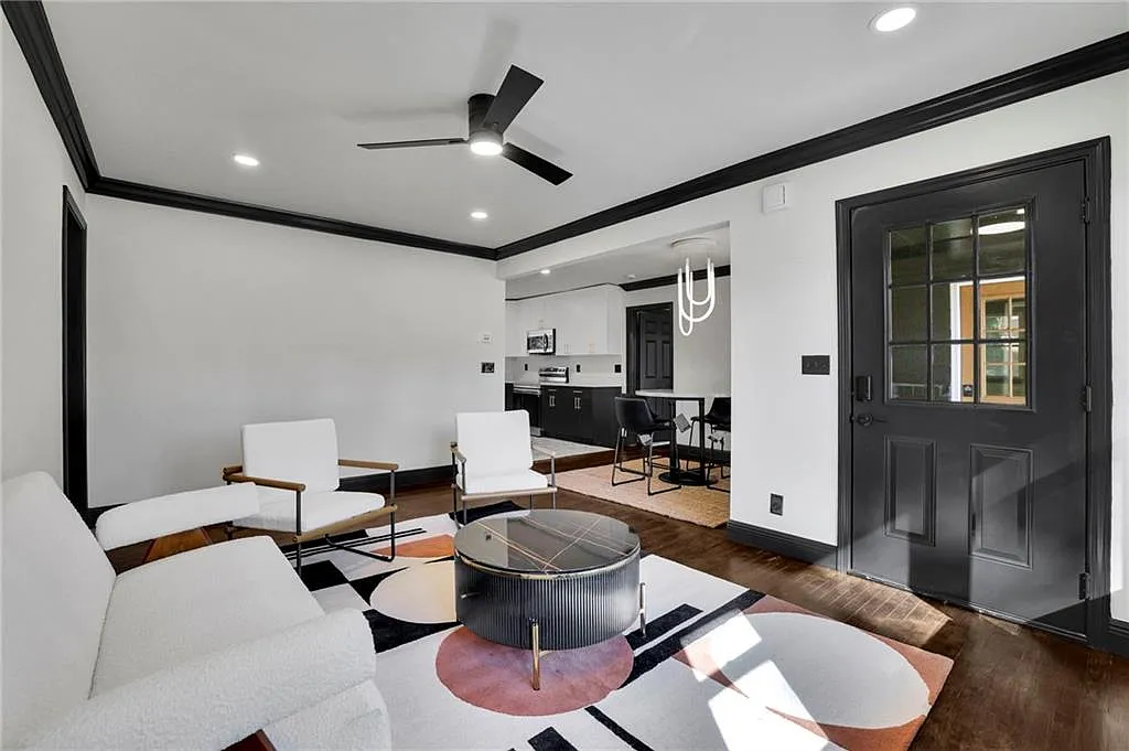 4 bed, 2.0 bath, 1292 sqft, $2,350 — Photo 2