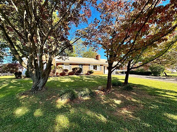 2nd image of 1422 Brookville Ln
