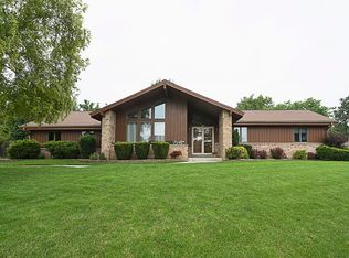 9018 W Whitaker Ave, Greenfield, WI 53228