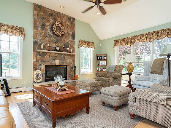 5th image of 306 Veterans Cir
