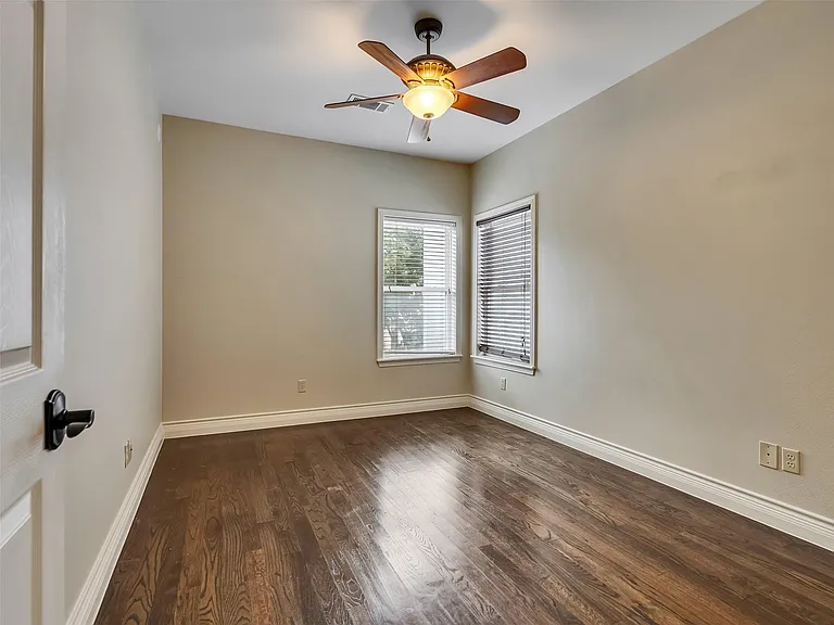 918 Knox St — Photo 20