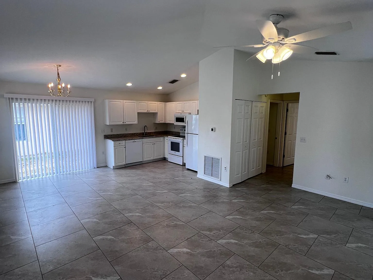2 bed, 980 sqft, $1,650 — Photo 2