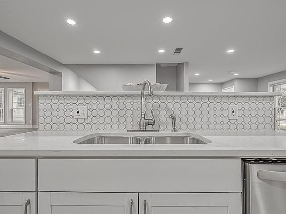 5th image of 801 Longbeach Dr