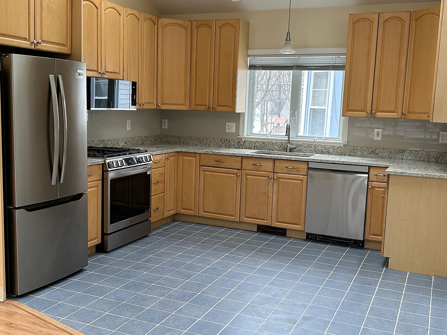 3 bed, 1300 sqft, $3,900 — Photo 3