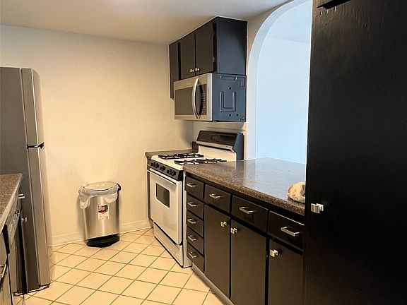 2nd image of 410 W 7th St APT 226