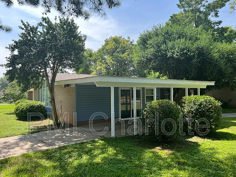 1100 Vickery Dr — Photo 1