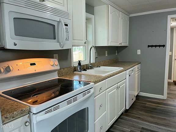 3rd image of 1100 1st St NE