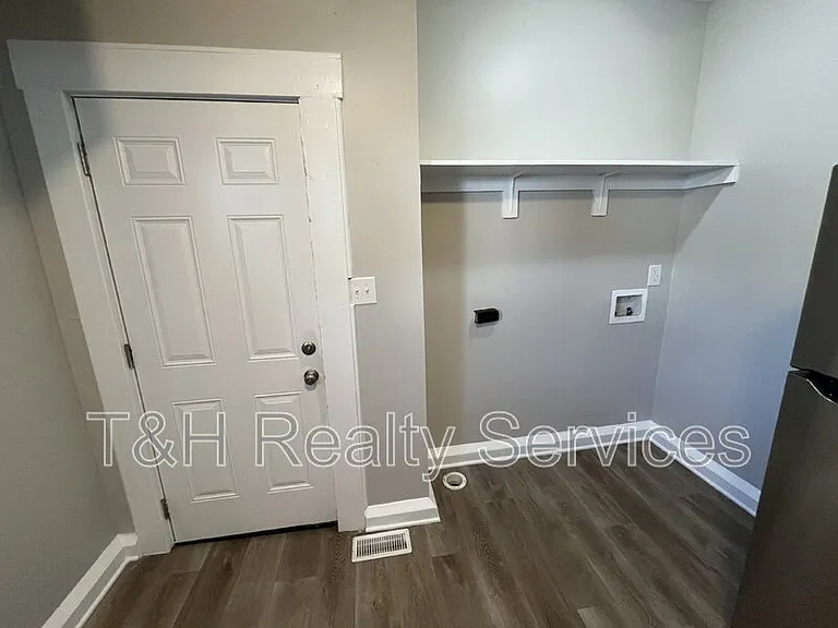 514 E 33rd St — Photo 18