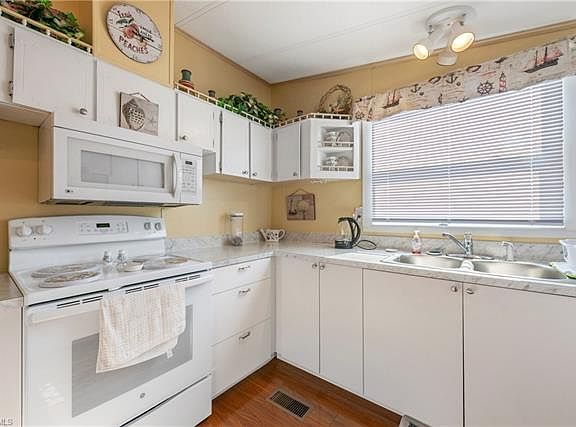 4th image of 9857 Creekwood Ln