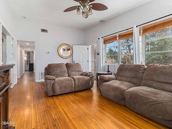 5th image of 160 Oakwood Dr