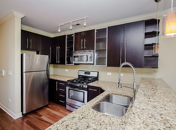 3rd image of 825 N Hudson Ave Unit 2E