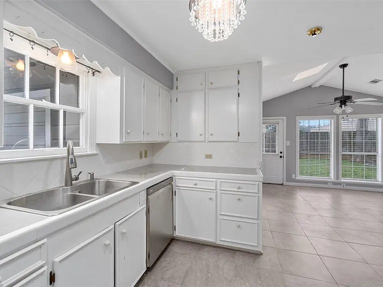 1110 Woods Dr — Photo 6