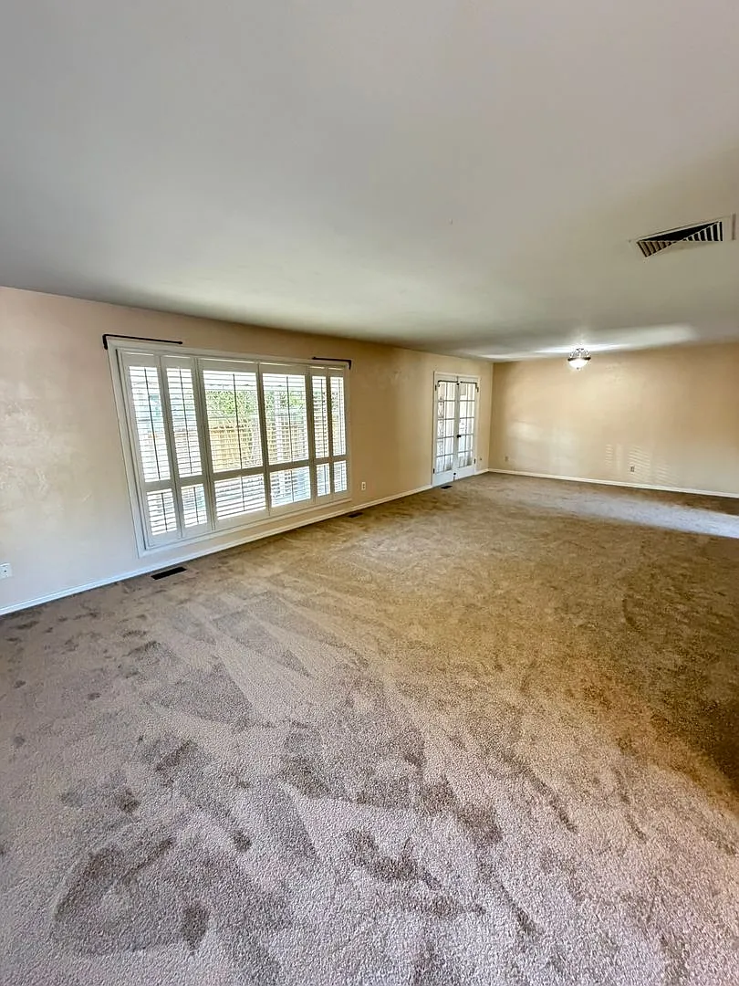 3 Bedroom on Large corner lot! — Photo 4