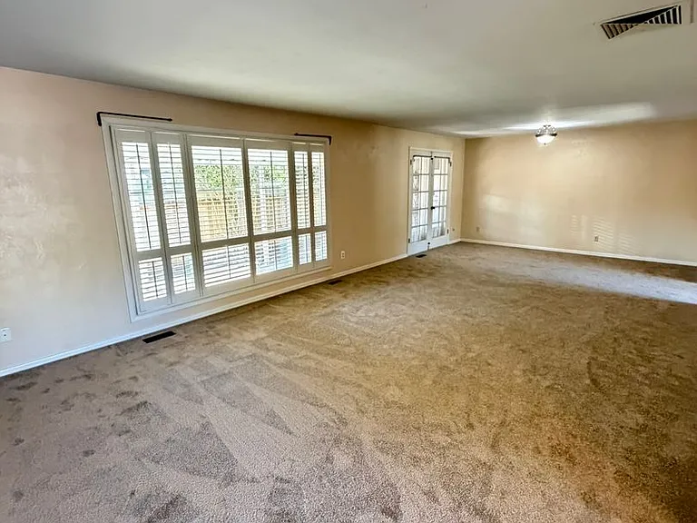550 Carlson Dr — Photo 4