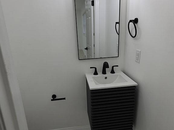 4th image of 622 Cherry St