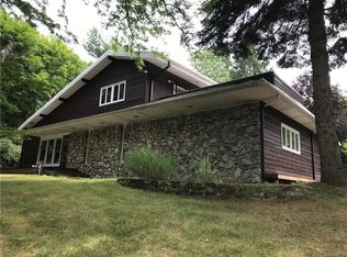 8 Bruce Dr, Orchard Park, NY 14127