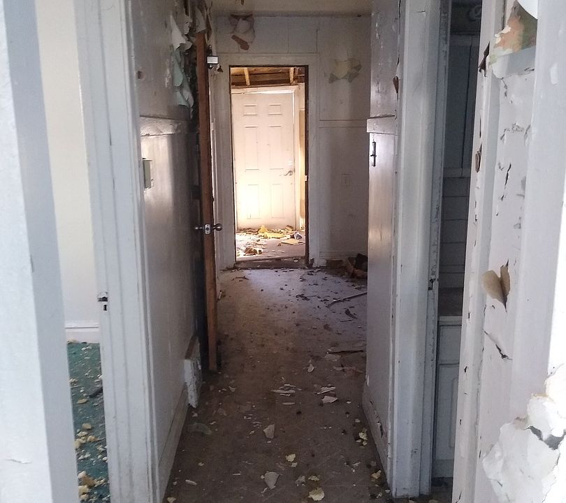 2nd image of 9911 S La Salle St
