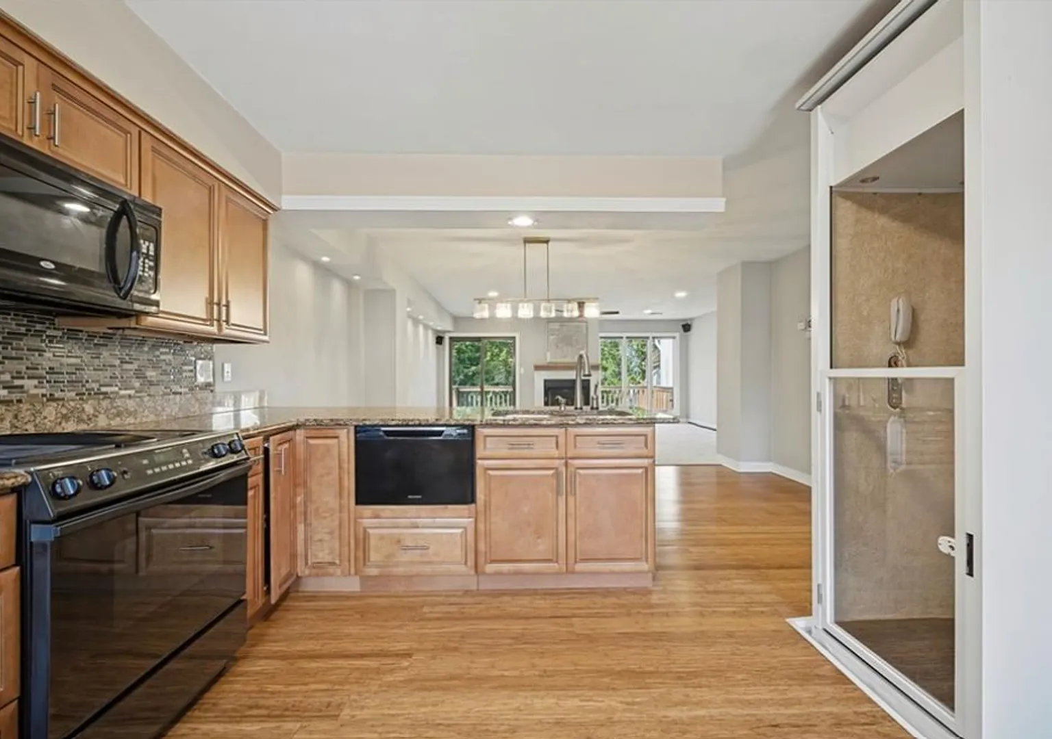 3 Bed 3.5 Bath in Portsmouth! — Photo 2