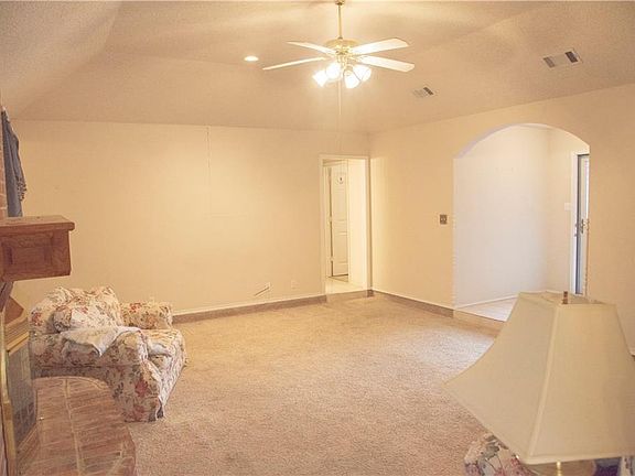 3rd image of 937 Jessica Dr
