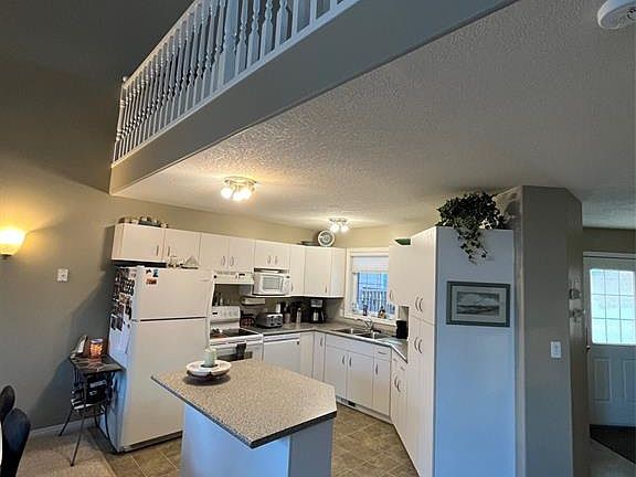 3rd image of 28 Eagle View WAY
